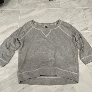 Quarter sleeve gray shirt